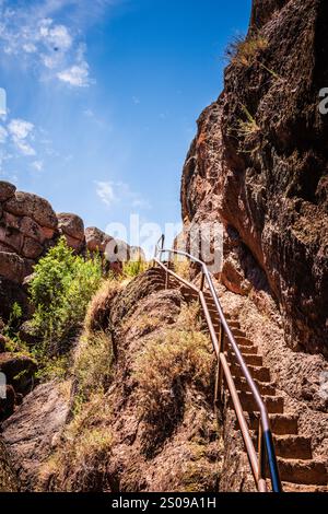 Il Moses Spring Trail to Bear Gulch Reservoir è un breve percorso escursionistico nel Pinnacles National Park in California. Foto Stock