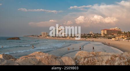 Herzliya, Israele - 11 febbraio 2024; area turistica con hotel sulla costa Foto Stock