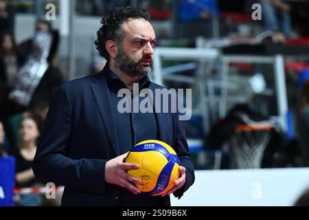 Stefano Lavarini allenatore del vero Volley Milano durante la giornata 15 della partita di serie A1 Tigotà tra SMI Roma Volley e Numia vero Volley Milano al Palazzetto dello Sport il 26 dicembre 2024 a Roma. Foto Stock