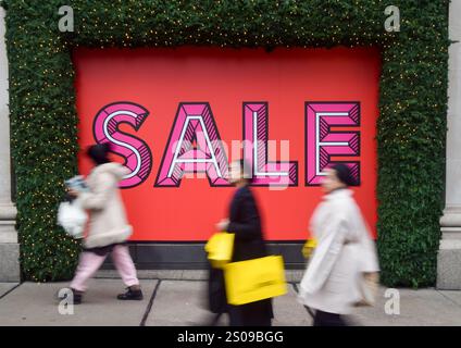 Londra, Inghilterra, Regno Unito. 26 dicembre 2024. La gente passa davanti a un cartello di vendita a Selfridges, in Oxford Street, mentre iniziano le vendite del giorno di Santo Stefano. (Credit Image: © Vuk Valcic/ZUMA Press Wire) SOLO PER USO EDITORIALE! Non per USO commerciale! Foto Stock