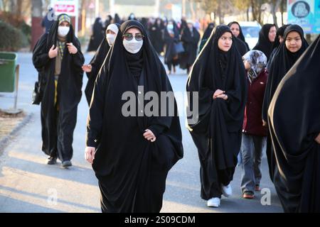 Teheran, Iran. 26 dicembre 2024. Una donna iraniana velata che indossa una maschera arriva per partecipare ad una cerimonia commemorativa dell'anniversario della morte del maggiore generale Qasem Soleimani, ucciso in uno sciopero di droni a Baghdad il 3 gennaio 2020, all'Azadi Indoor Stadium nella parte occidentale di Teheran. (Credit Image: © Rouzbeh Fouladi/ZUMA Press Wire) SOLO PER USO EDITORIALE! Non per USO commerciale! Foto Stock