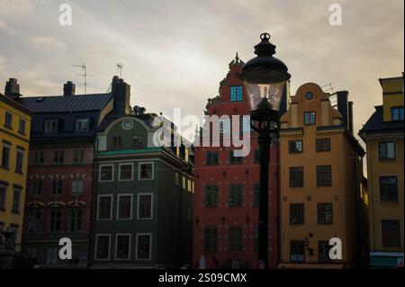 facciate colorate di palazzi in piazza stortorget a stoccolma in svezia Foto Stock