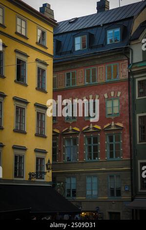 facciate colorate di palazzi in piazza stortorget a stoccolma in svezia Foto Stock