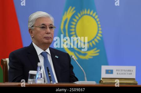 Orekhovo, Russia. 26 dicembre 2024. Il presidente kazako Kassym-Jomart Tokayev ascolta durante il vertice dei leader del Consiglio economico eurasiatico tenutosi presso il resort di Igora, il 26 dicembre 2024, a Orekhovo, nell'Oblast' di Leningrado, in Russia. Crediti: Gavriil Grigorov/piscina del Cremlino/Alamy Live News Foto Stock