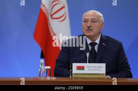 Orekhovo, Russia. 26 dicembre 2024. Il presidente bielorusso Alexander Lukashenko, ascolta durante la riunione dei leader del Consiglio economico eurasiatico presso la località di Igora, il 26 dicembre 2024, a Orekhovo, Oblast' di Leningrado, Russia. Crediti: Gavriil Grigorov/piscina del Cremlino/Alamy Live News Foto Stock