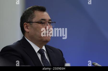 Orekhovo, Russia. 26 dicembre 2024. Il presidente kirghiso Sadyr Japarov, ascolta durante la riunione dei leader del Consiglio economico eurasiatico presso la località di Igora, il 26 dicembre 2024, a Orechovo, nell'Oblast' di Leningrado, in Russia. Crediti: Gavriil Grigorov/piscina del Cremlino/Alamy Live News Foto Stock