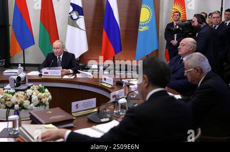 Orekhovo, Russia. 26 dicembre 2024. Il presidente russo Vladimir Putin, a sinistra, ospita il vertice dei leader del Consiglio economico eurasiatico presso la località di Igora, il 26 dicembre 2024, a Orechovo, nell'Oblast di Leningrado, in Russia. Seduta da sinistra: Presidente russo Vladimir Putin, Presidente bielorusso Alexander Lukashenko, Presidente kirghiso Sadyr Japarov e Commissione economica eurasiatica Bakytzhan Sagintayev. Crediti: Gavriil Grigorov/piscina del Cremlino/Alamy Live News Foto Stock