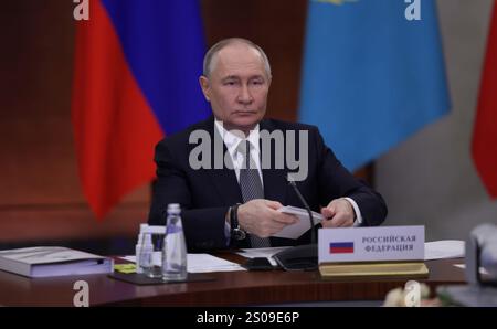 Orekhovo, Russia. 26 dicembre 2024. Il presidente russo Vladimir Putin, ascolta durante il vertice dei leader del Consiglio economico eurasiatico tenutosi presso la località di Igora, il 26 dicembre 2024, a Orechovo, nell'Oblast' di Leningrado, in Russia. Crediti: Gavriil Grigorov/piscina del Cremlino/Alamy Live News Foto Stock