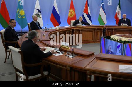 Orekhovo, Russia. 26 dicembre 2024. Il presidente russo Vladimir Putin, centro, ospita il vertice dei leader del Consiglio economico eurasiatico presso la località di Igora, il 26 dicembre 2024, a Orekhovo, Oblast di Leningrado, Russia. Seduta da sinistra: Il presidente tagiko Emomali Rahmon, il presidente kirghiso Sadyr Japarov, il presidente kazako Kassym-Jomart Tokayev, il presidente russo Vladimir Putin e il presidente bielorusso Alexander Lukashenko. Crediti: Gavriil Grigorov/piscina del Cremlino/Alamy Live News Foto Stock