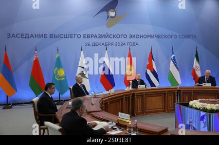 Orekhovo, Russia. 26 dicembre 2024. Il presidente russo Vladimir Putin, centro, ospita il vertice dei leader del Consiglio economico eurasiatico presso la località di Igora, il 26 dicembre 2024, a Orekhovo, Oblast di Leningrado, Russia. Seduta da sinistra: Il presidente tagiko Emomali Rahmon, il presidente kirghiso Sadyr Japarov, il presidente kazako Kassym-Jomart Tokayev, il presidente russo Vladimir Putin e il presidente bielorusso Alexander Lukashenko. Crediti: Gavriil Grigorov/piscina del Cremlino/Alamy Live News Foto Stock