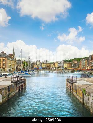 Il famoso skyline del villaggio di Honfleur e l'ingresso al porto. Dipartimento di Calvados, regione della Normandia, Francia, Europa. Foto Stock