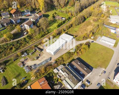 Costruzione in un paesaggio rurale autunnale con foresta, alloggi per rifugiati Beermiss, Calmbach, Foresta Nera, Germania, Europa Foto Stock