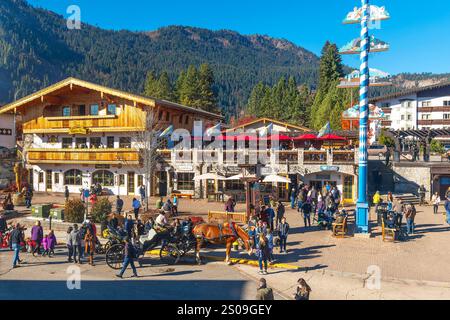 Negozi e caffetterie lungo il marciapiede fiancheggiano la pittoresca strada principale a tema bavarese della località turistica di Leavenworth, tra le montagne del centro di Washington Foto Stock