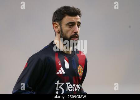 Wolverhampton, Regno Unito. 26 dicembre 2024. Bruno Fernandes del Manchester United guarda avanti durante il riscaldamento. Partita di Premier League, Wolverhampton Wanderers contro Manchester Utd allo Stadio Molineux di Wolverhampton, Inghilterra, il giorno di Santo Stefano, giovedì 26 dicembre 2024. Questa immagine può essere utilizzata solo per scopi editoriali. Solo per uso editoriale, foto di Chris Stading/Andrew Orchard fotografia sportiva/Alamy Live news credito: Andrew Orchard fotografia sportiva/Alamy Live News Foto Stock