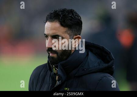 Wolverhampton, Regno Unito. 26 dicembre 2024. Ruben Amorim, il manager del Manchester United guarda avanti. Partita di Premier League, Wolverhampton Wanderers contro Manchester Utd allo Stadio Molineux di Wolverhampton, Inghilterra, il giorno di Santo Stefano, giovedì 26 dicembre 2024. Questa immagine può essere utilizzata solo per scopi editoriali. Solo per uso editoriale, foto di Chris Stading/Andrew Orchard fotografia sportiva/Alamy Live news credito: Andrew Orchard fotografia sportiva/Alamy Live News Foto Stock