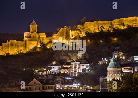 Tbilisi, Georgia - 06 settembre 2019: Veduta della Fortezza di Narikala di notte. Illuminazione Beautifil. Foto Stock
