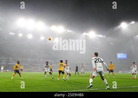 Wolverhampton, Regno Unito. 26 dicembre 2024. Una visione generale del gioco durante la partita di Premier League Wolverhampton Wanderers vs Manchester United a Molineux, Wolverhampton, Regno Unito, 26 dicembre 2024 (foto di Gareth Evans/News Images) a Wolverhampton, Regno Unito, il 12/26/2024. (Foto di Gareth Evans/News Images/Sipa USA) credito: SIPA USA/Alamy Live News Foto Stock