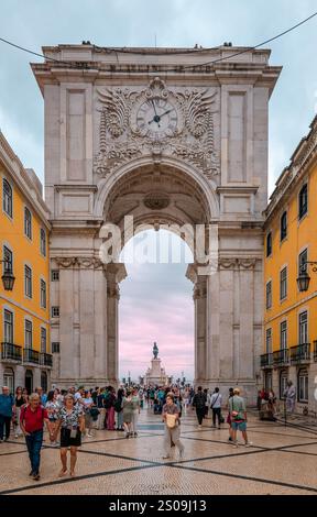 Rua Augusta Arch, un edificio storico in pietra simile ad un arco sulla Piazza del Comércio, a Baixa, Lisbona, Portogallo Foto Stock