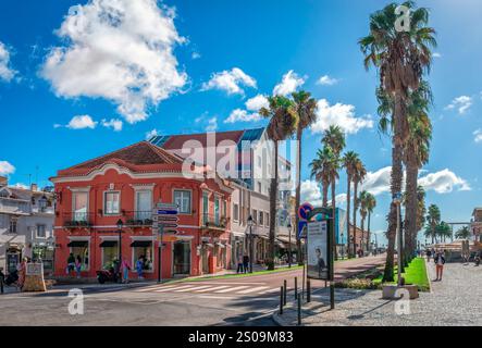 Alameda Combatentes da grande Guerra Boulevard a Cascais, Portogallo, con splendidi edifici colorati e palme. Foto Stock