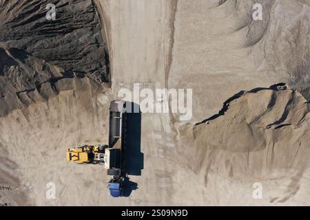 Vista aerea dei caricatori frontali per lavori edili presso l'impianto di stoccaggio inerti, Michigan, USA Foto Stock