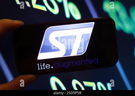 Polonia. 25 dicembre 2024. In questa immagine, il logo della società STMicroelectronics viene visualizzato sullo schermo di uno smartphone. (Credit Image: © Piotr Swat/SOPA Images via ZUMA Press Wire) SOLO PER USO EDITORIALE! Non per USO commerciale! Foto Stock