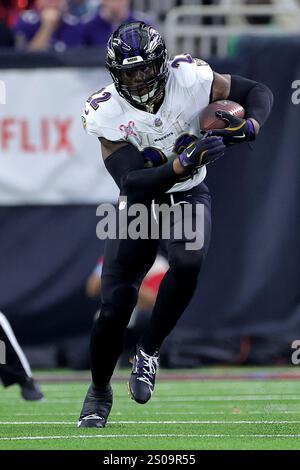 Houston, Texas, Stati Uniti. 25 dicembre 2024. Il running back dei Baltimore Ravens Derrick Henry (22) porta la palla in campo durante la partita tra gli Houston Texans e i Baltimore Ravens all'NRG Stadium di Houston, Texas, il 25 dicembre 2024. (Credit Image: © Erik Williams/ZUMA Press Wire) SOLO PER USO EDITORIALE! Non per USO commerciale! Foto Stock