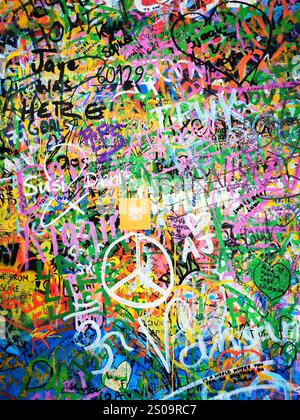 Il colorato muro Lennon dedicato a John Lennon, in Piazza del Gran Priorato, nel quartiere di Malá strana, lo storico muro legale dei graffiti a Praga, in Cechia. Foto Stock