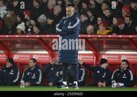 Nuno Espirito Santo, allenatore del Nottingham Forest durante la partita di Premier League tra Nottingham Forest e Tottenham Hotspur al City Ground di Nottingham giovedì 26 dicembre 2024. (Foto: Jon Hobley | mi News) crediti: MI News & Sport /Alamy Live News Foto Stock