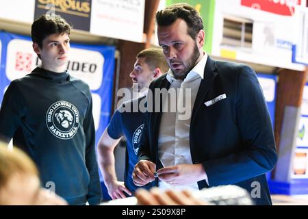 Ostenda, Belgio. 26 dicembre 2024. Il capo-allenatore del Limburg Raymond Westphalen nella foto durante una partita di basket tra Kangoeroes Mechelen e Limburg United, giovedì 26 dicembre 2024 a Mechelen, il giorno 17 del campionato belga/olandese di prima divisione della "BNXT League". BELGA FOTO JILL DELSAUX credito: Belga News Agency/Alamy Live News Foto Stock