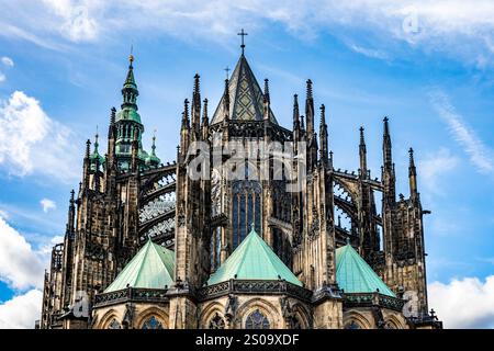 Vista esterna dell'abside gotico della Cattedrale di San Vito, facciata orientale, Castello di Praga, Cechia Foto Stock