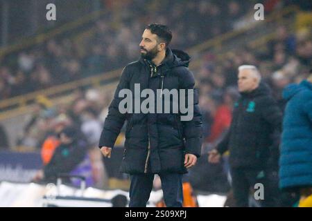 Wolverhampton, Regno Unito. 26 dicembre 2024. Ruben Amorim, il manager del Manchester United, guarda avanti. Partita di Premier League, Wolverhampton Wanderers contro Manchester Utd allo Stadio Molineux di Wolverhampton, Inghilterra, il giorno di Santo Stefano, giovedì 26 dicembre 2024. Questa immagine può essere utilizzata solo per scopi editoriali. Solo per uso editoriale, foto di Chris Stading/Andrew Orchard fotografia sportiva/Alamy Live news credito: Andrew Orchard fotografia sportiva/Alamy Live News Foto Stock