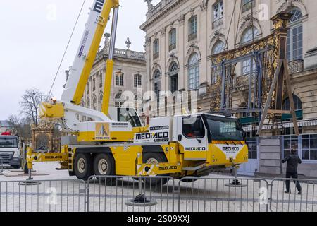 Nancy, Francia - Vista su una gru mobile Liebherr LTM 1060-3.1 per il sollevamento di due dei cancelli di Place Stanislas. Foto Stock