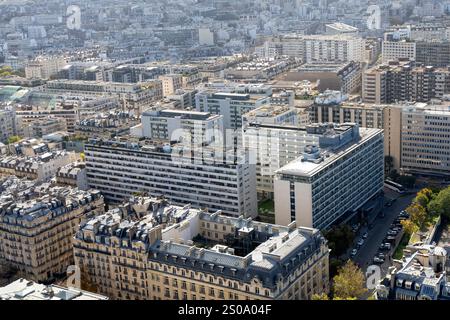 Una splendida vista aerea che mostra la miscela di edifici moderni e classici nella splendida città di Parigi, Francia - 24 ottobre 2024 Foto Stock