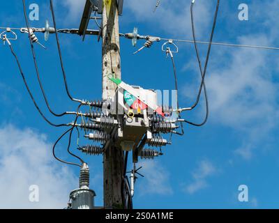 Interruttore di isolamento dell'interruttore di circuito ad alta tensione trifase di distribuzione dell'elettricità in posizione ON utilizzato per scollegare l'alimentazione sui cavi sospesi, Regno Unito Foto Stock