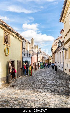 Scorgi il Vicolo d'Oro con i turisti, il complesso del Castello di Praga, il quartiere di Hradcany, la città di Praga, la Cechia Foto Stock