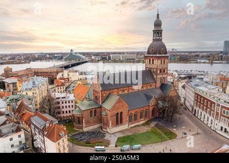 L'immagine cattura l'architettura gotica della cattedrale di riga, i tetti colorati della città vecchia e il fiume Daugava con la Biblioteca Nazionale della Lettonia Foto Stock