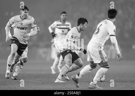 #11, Hwang Hee-Chan dei Lupi (centro a destra) in azione d'attacco con il pallone durante la partita di Premier League tra Wolverhampton Wanderers e Manchester United a Molineux, Wolverhampton, giovedì 26 dicembre 2024. (Foto: Stuart Leggett | mi News) crediti: MI News & Sport /Alamy Live News Foto Stock