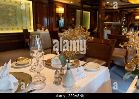 Nave da crociera Cunard Queen Elizabeth, ristorante club Britannia esclusivamente per buongustai nelle cabine del club Britannia, decorazione di tavoli natalizi Foto Stock