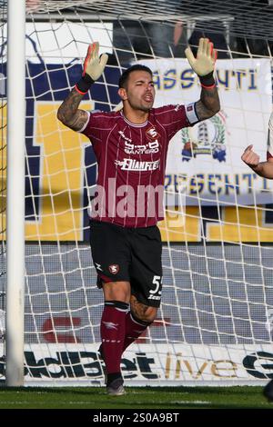 Frosinone, Italia. 26 dicembre 2024. Luigi Sepe della US Salernitana gesti durante la partita di serie B tra Frosinone calcio e US Salernitana allo Stadio Benito stirpe Frosinone Italia il 26 dicembre 2024. Crediti: Nicola Ianuale/Alamy Live News Foto Stock