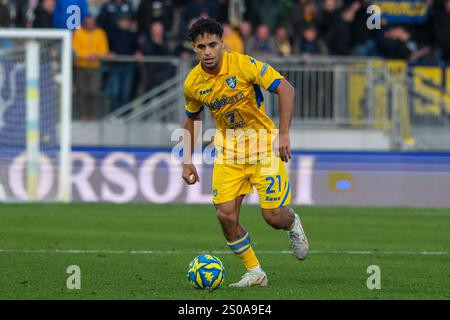 Frosinone, Italia. 26 dicembre 2024. Jérémy Oyono del Frosinone calcio in azione durante la partita di serie B tra Frosinone calcio e US Salernitana allo Stadio Benito stirpe Frosinone Italia il 26 dicembre 2024. Crediti: Nicola Ianuale/Alamy Live News Foto Stock