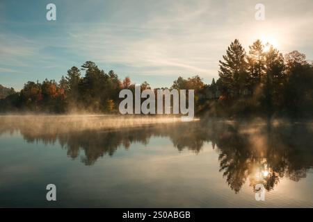 Nebbia mattutina sul lago Placid nelle Adirondack Mountains, New York Foto Stock