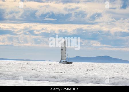 Catamarano in barca a vela al largo della costa di Ventura in California, con le Isole del Canale sullo sfondo. Foto Stock