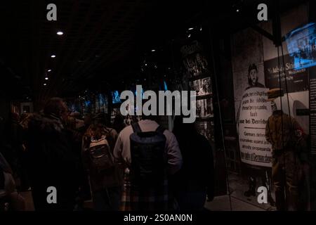 La gente visita lo United States Holocaust Memorial Museum a Washington, D.C., il 26 dicembre 2024. Lo US Holocaust Memorial Museum è il memoriale ufficiale dell'Olocausto degli Stati Uniti. Adiacente al National Mall, l'USHMM fornisce la documentazione, lo studio e l'interpretazione della storia dell'Olocausto. Foto Stock