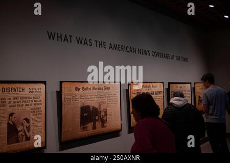 La gente visita lo United States Holocaust Memorial Museum a Washington, D.C., il 26 dicembre 2024. Lo US Holocaust Memorial Museum è il memoriale ufficiale dell'Olocausto degli Stati Uniti. Adiacente al National Mall, l'USHMM fornisce la documentazione, lo studio e l'interpretazione della storia dell'Olocausto. Foto Stock