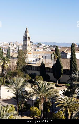 Una vista della Torre Campanario (campanile) della Moschea-Cattedrale e della città dall'Alcazar di Cordova, Spagna. Foto Stock