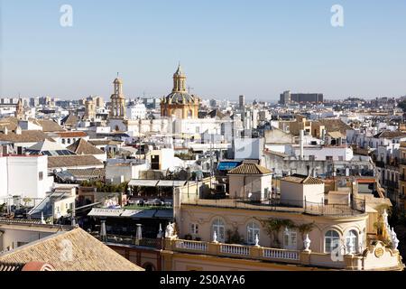 Una vista della città di Siviglia, Spagna, dal campanile della cattedrale, verso la cupola della Iglesia de Santa Cruz (Chiesa della Santa Croce). Foto Stock