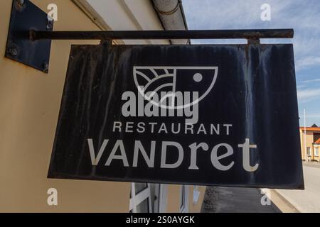 Ristorante VANDret. L'Hotel VANDret accoglie gli ospiti nel loro ristorante di pesce, il ristorante VANDret. Il nome 'ristorante VANDret' copre l'offerta di piatti principalmente dal mare, combinati con un gioco di parole su; non si ferma per offrire agli ospiti una buona esperienza ogni volta. (Foto di Kristian Tuxen Ladegaard Berg/SOPA Images/Sipa USA) credito: SIPA USA/Alamy Live News Foto Stock