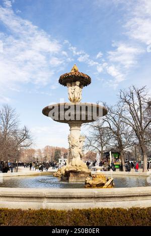 Il Fuente de los Galápagos, una storica fontana nel parco El Retiro di Madrid, Spagna. Foto Stock