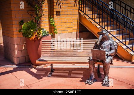 Irvine CA USA - 10 agosto 2017: Statua in bronzo di Pietro l'Anteatra, la mascotte della scuola UC Irvine si siede su una panchina. Foto Stock