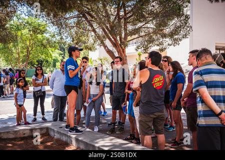 Irvine CA USA - 10 agosto 2017: Potenziali studenti in visita all'Università della California a Irvine. Foto Stock